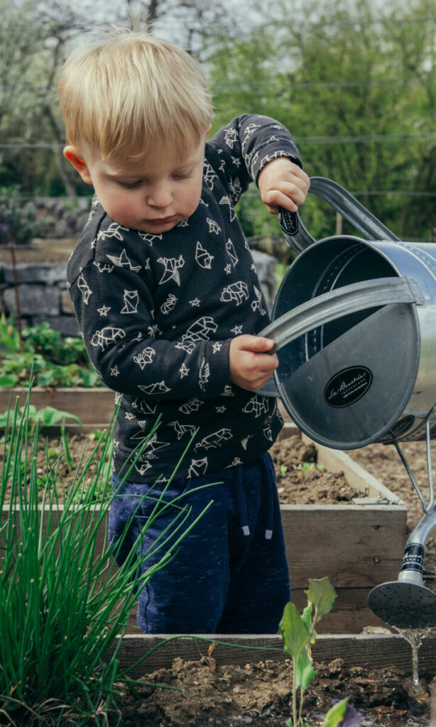 photo enfant qui jardine
